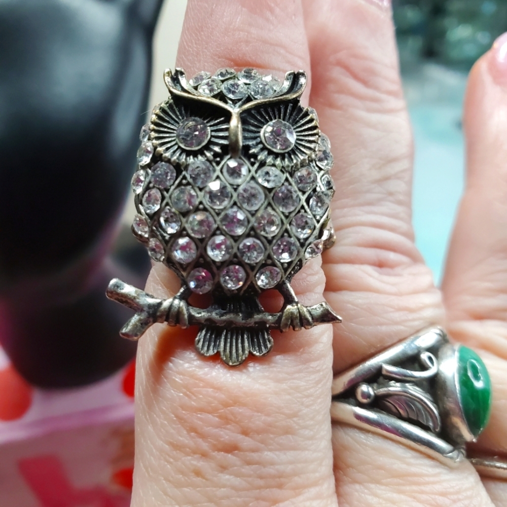 Costume jewelry stretch owl ring that boasts 43 Rhinestones